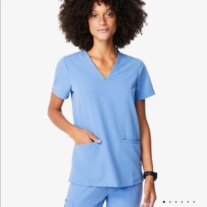 NEW Figs three pocket top